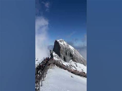 玉龍雪山怎麼玩 與其討論玉龍雪山怎麼玩，不如來聊聊如何在雪山上找到一隻會跳舞的雪豹